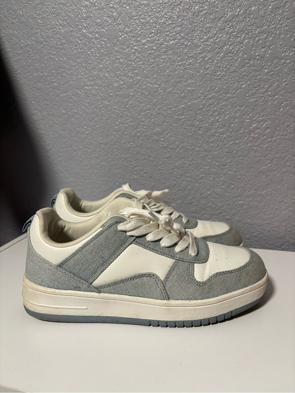 Casual women’s Low-Top Sneakers in white and blue